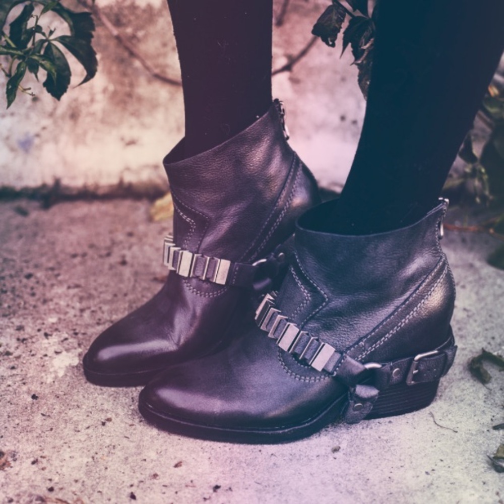 Dolce Vita Teyla harness ankle biker boots dark gray leather women size 6.5 zip